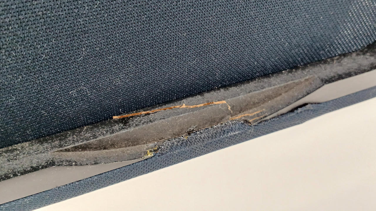 ※両方のネット縁(木部)に割れ有り