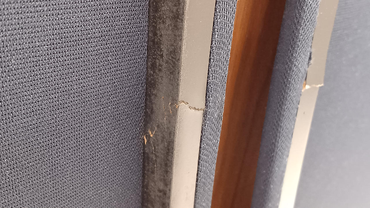 ※両方のネット縁(木部)に割れ有り