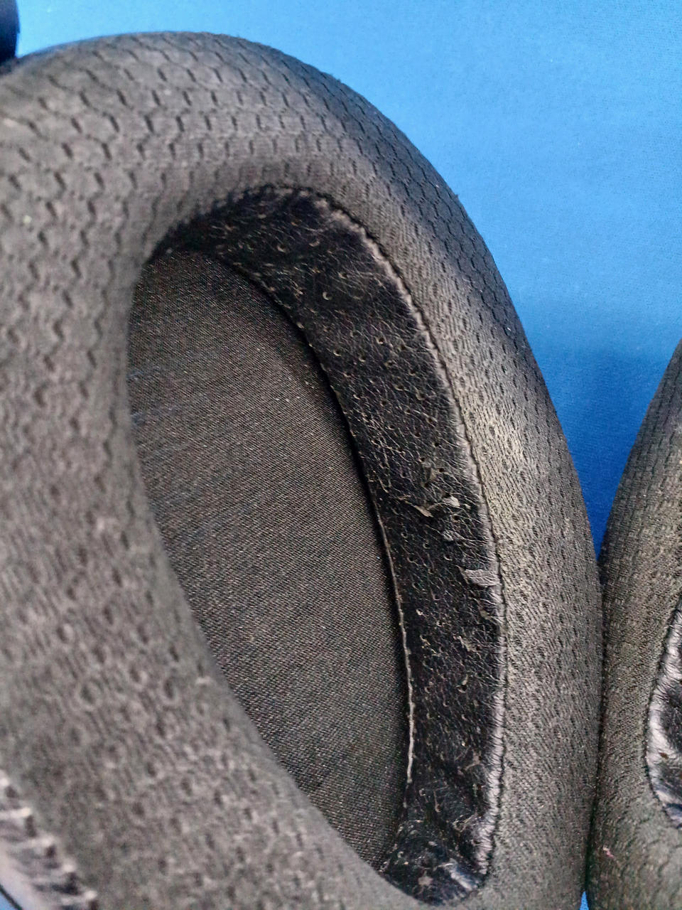 イヤーパッド傷みあり