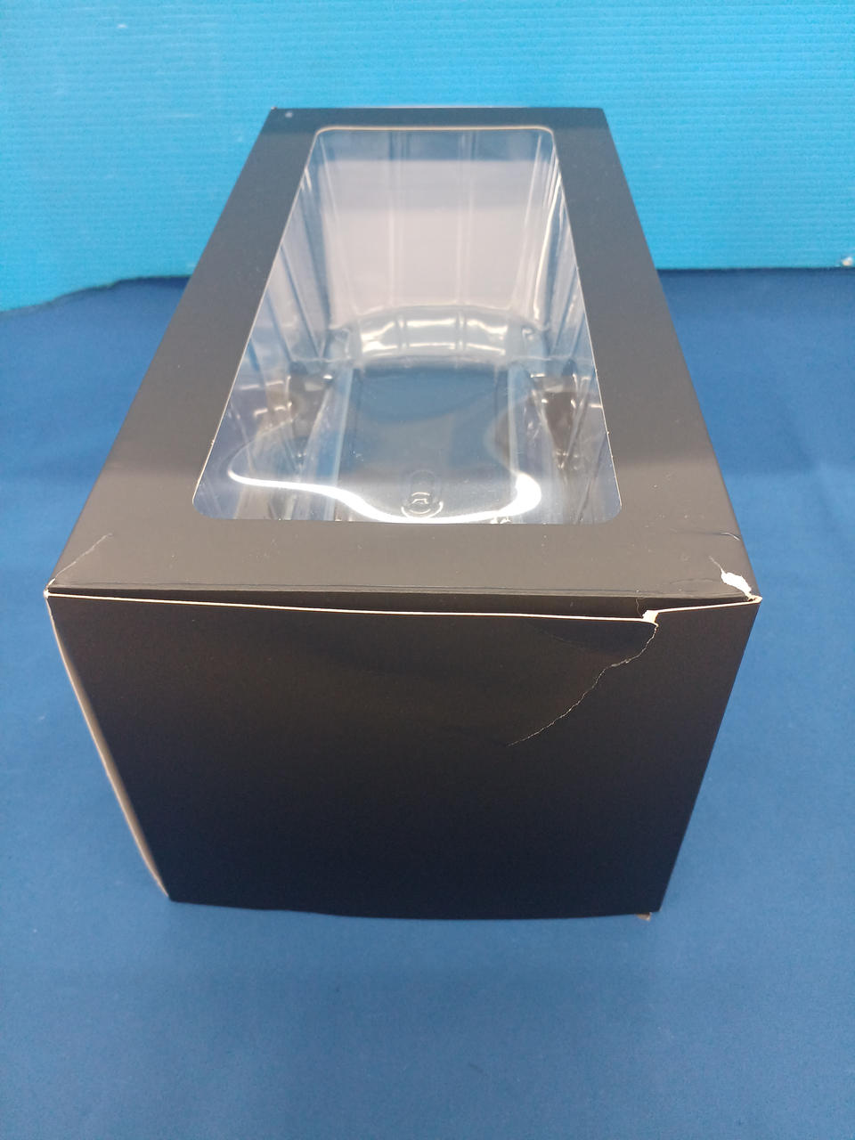 外装箱に破れあります。