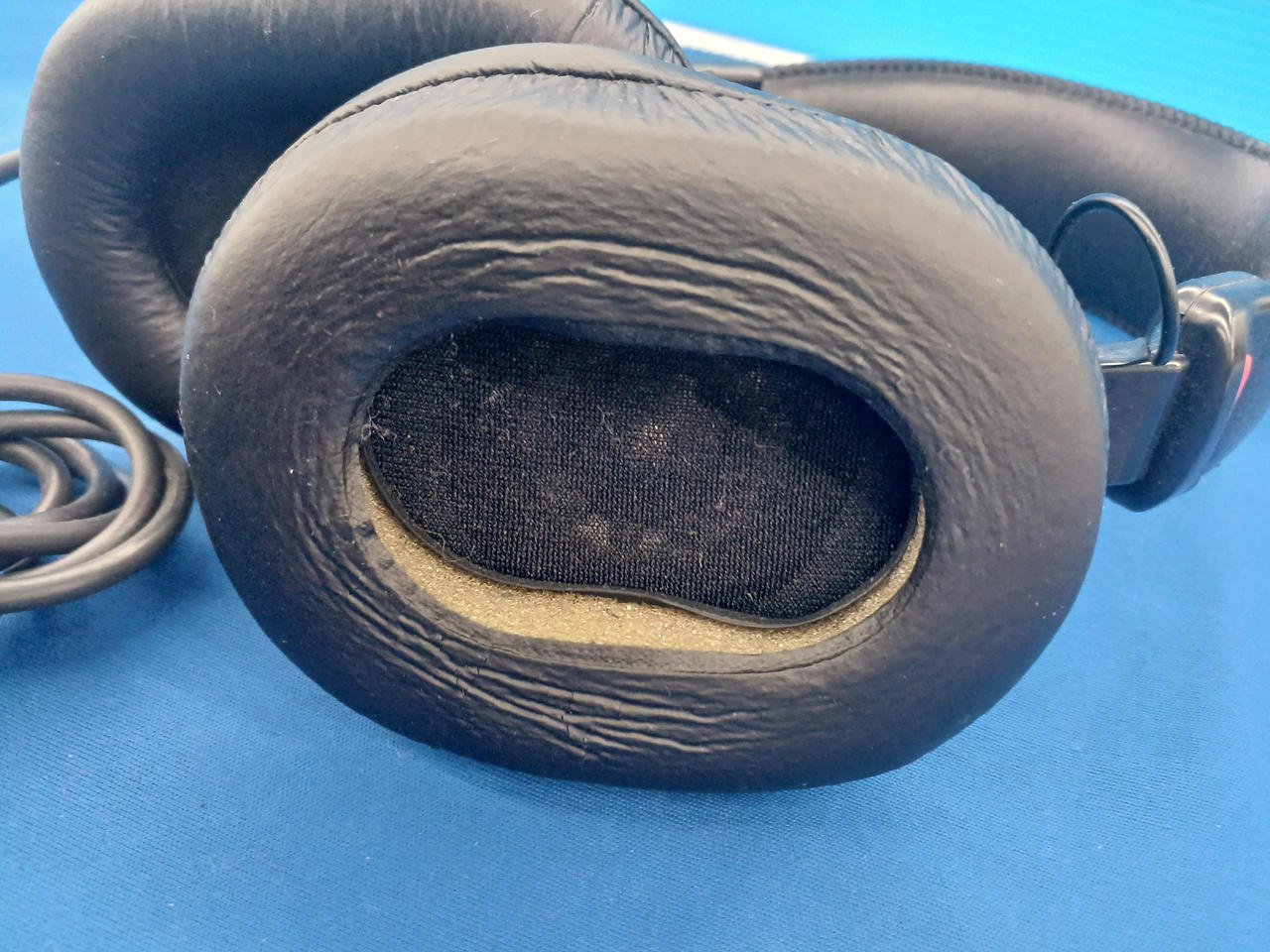 R側イヤーパッド剥がれてます