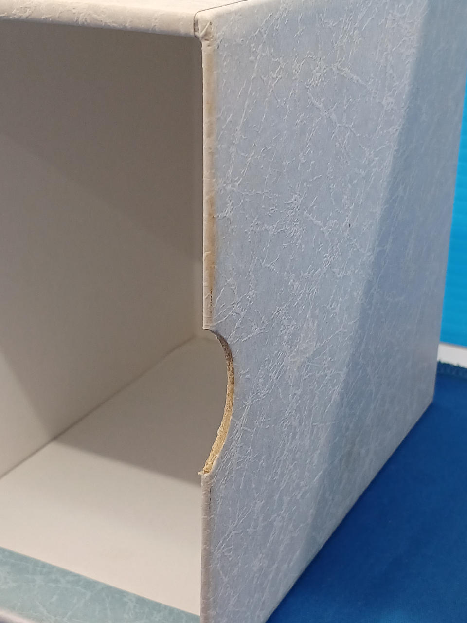 箱変色あり