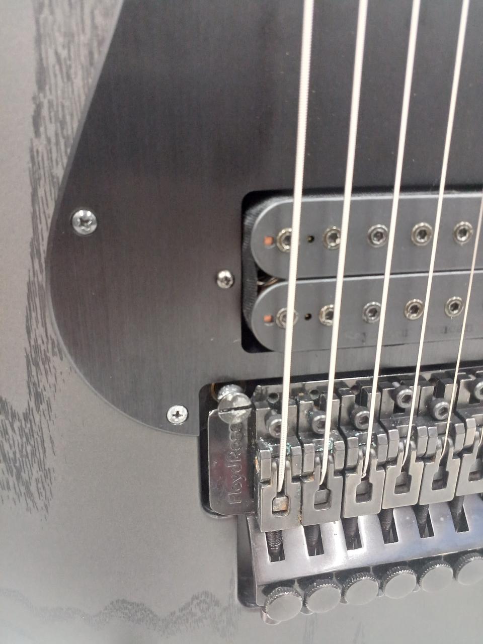 ビスのメッキ剥げ、くすみあり。