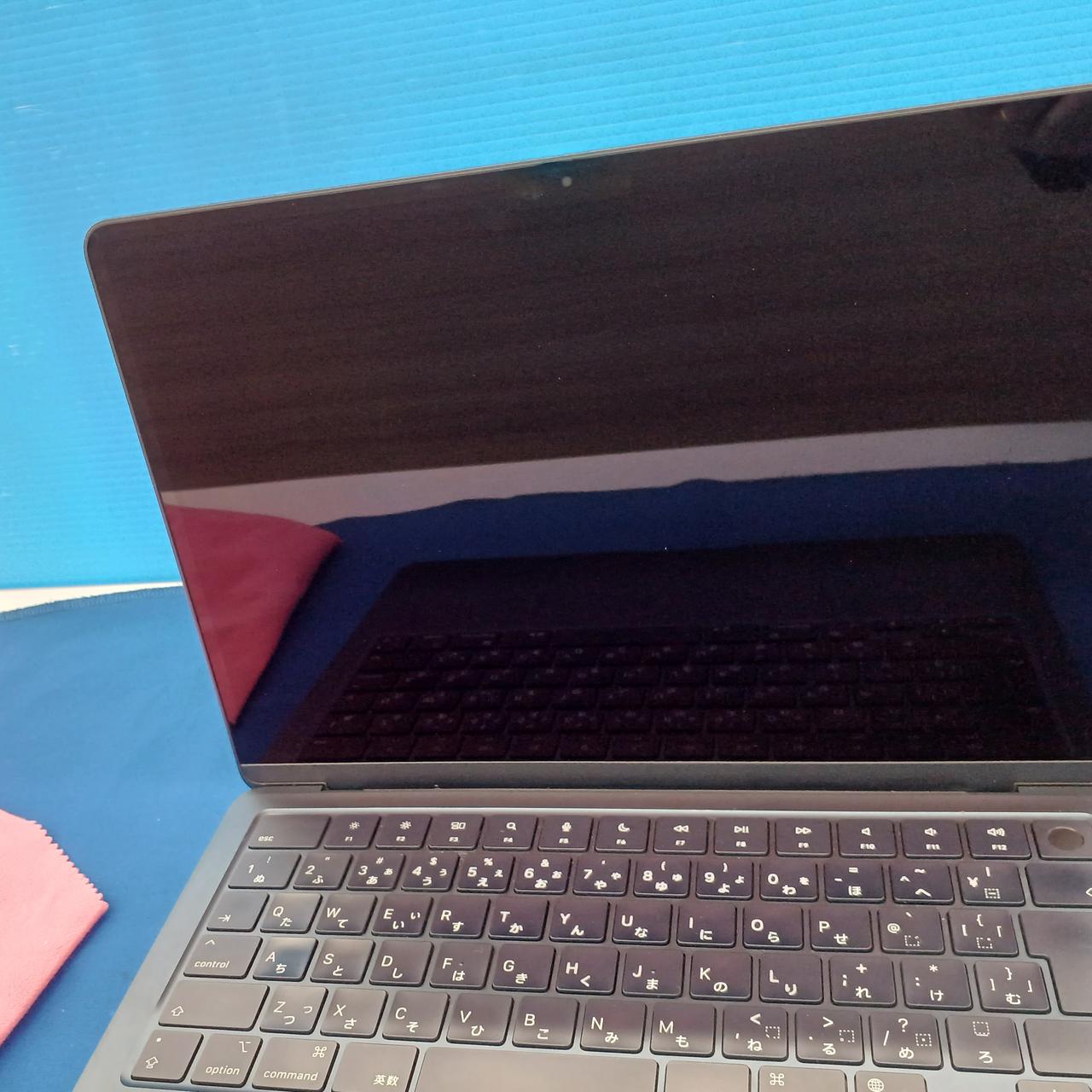 画面上部にキーボード擦れキズ有り