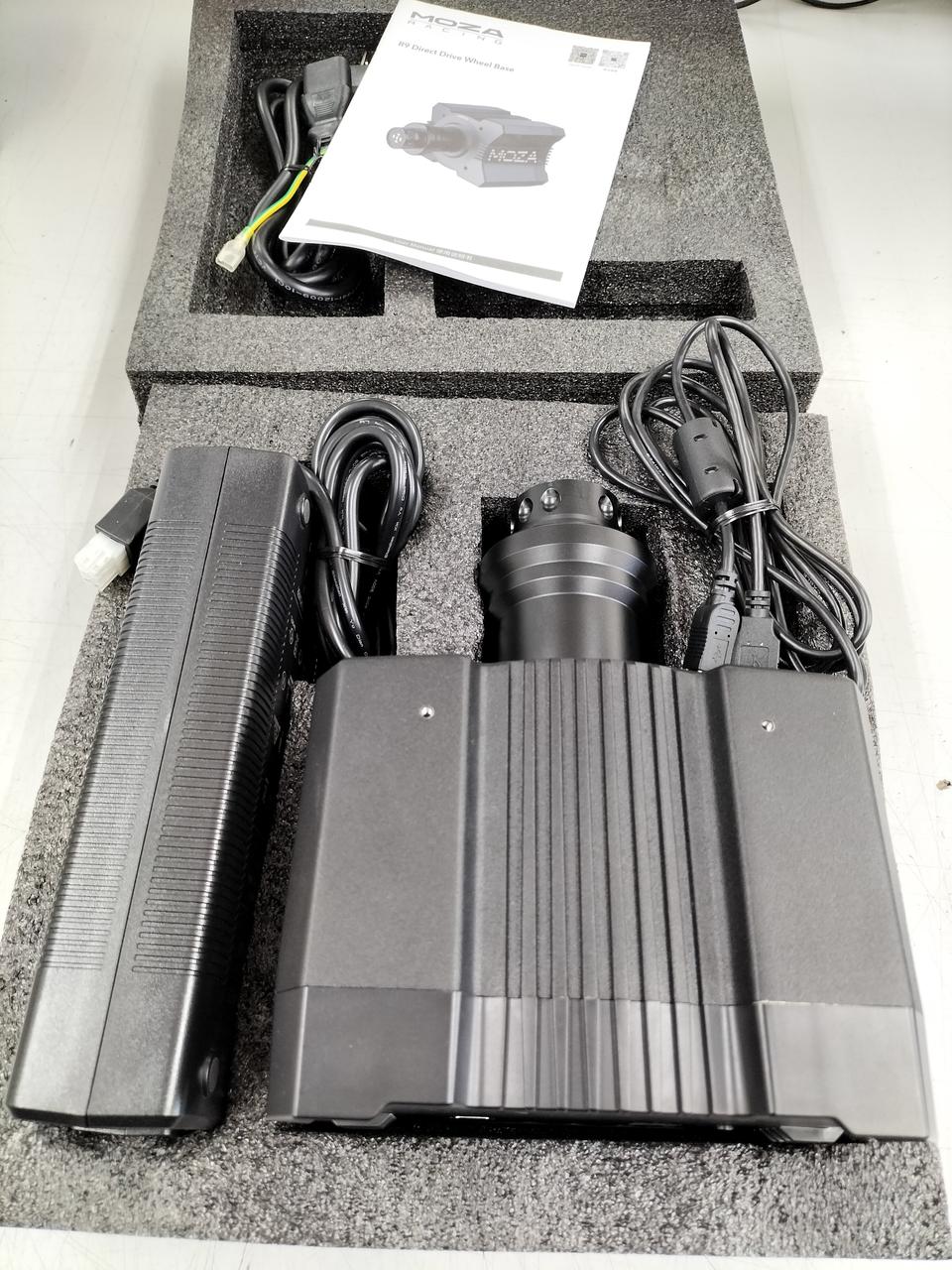 R9V2の本体と付属品です。