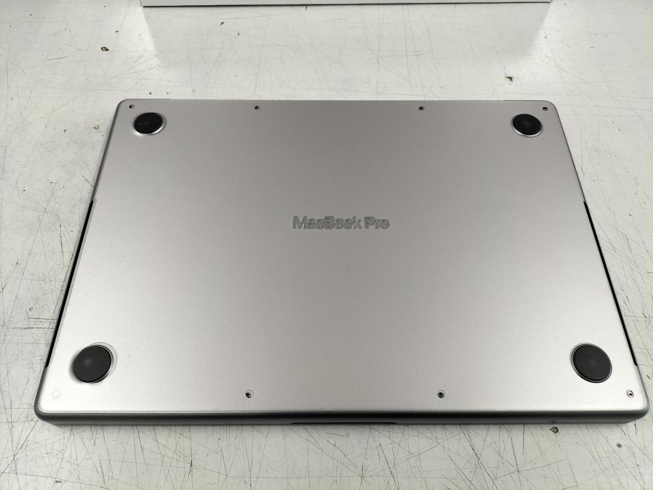 裏面にも保護ステッカーが貼られています