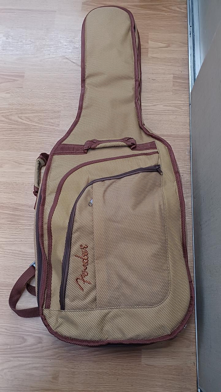 fender製ソフトケース付属します