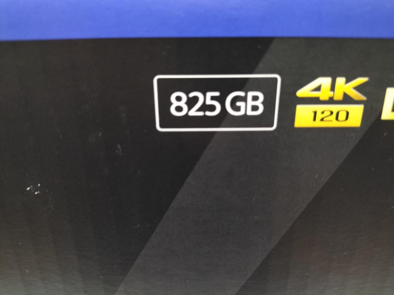 825GBモデルです