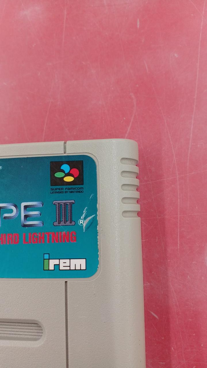 ステッカーに傷みあります。