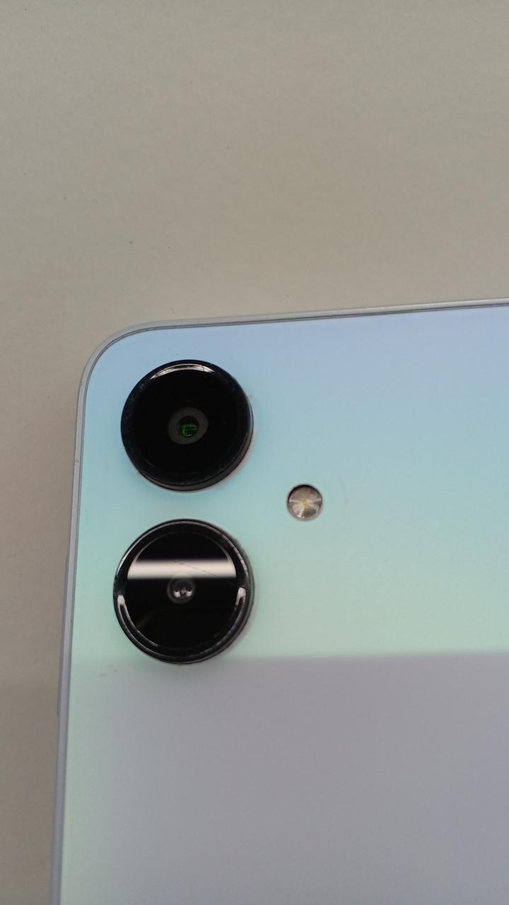 レンズにキズあります。