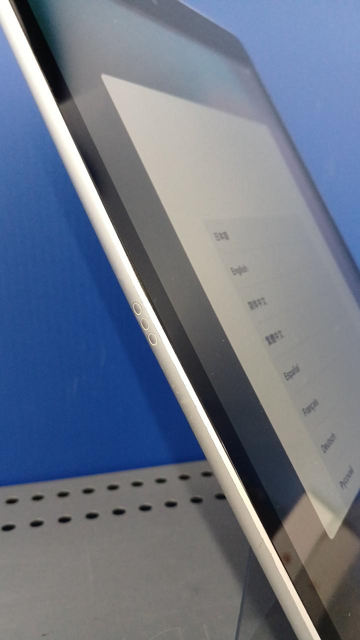 側面の充電ポートと液晶の継ぎ目に隙間あり