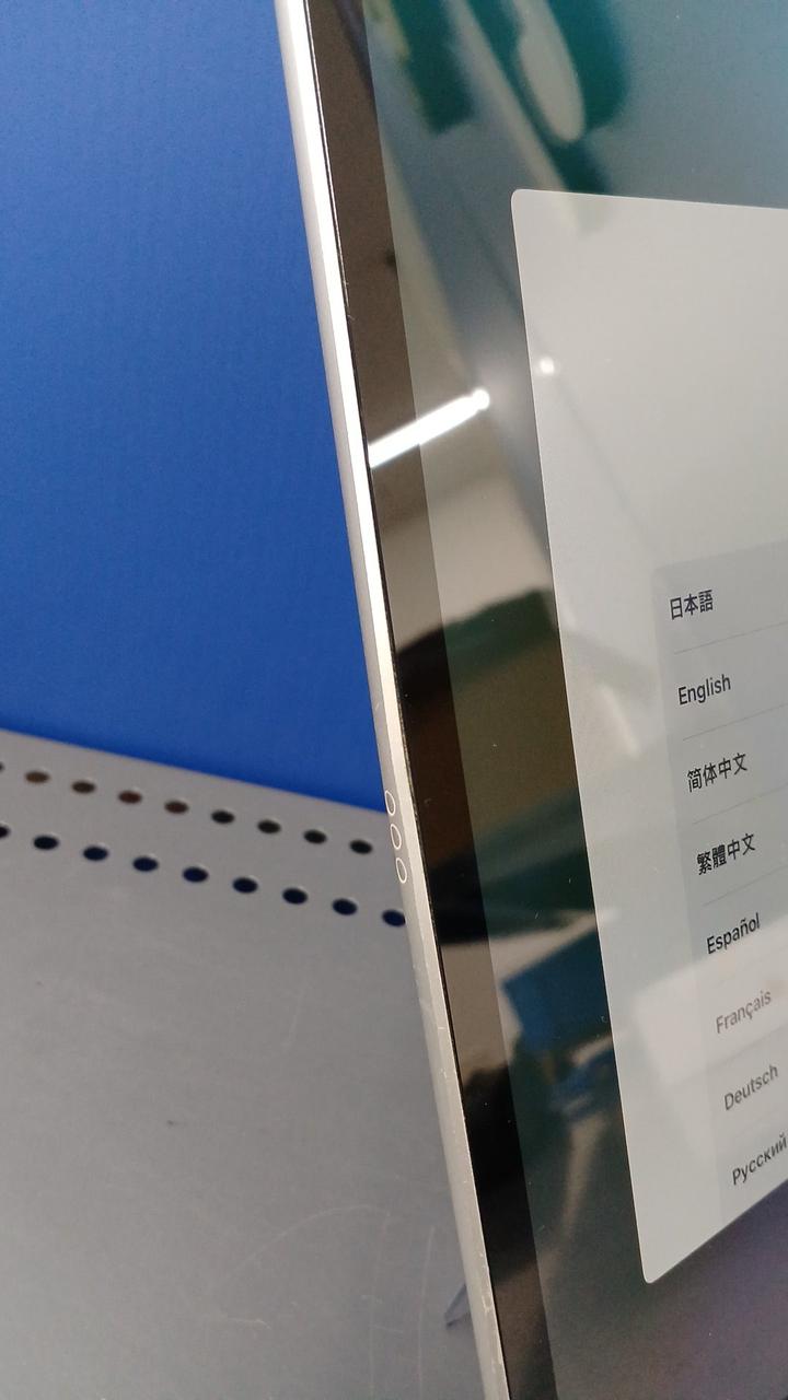 側面の充電ポートと液晶の継ぎ目に隙間あり