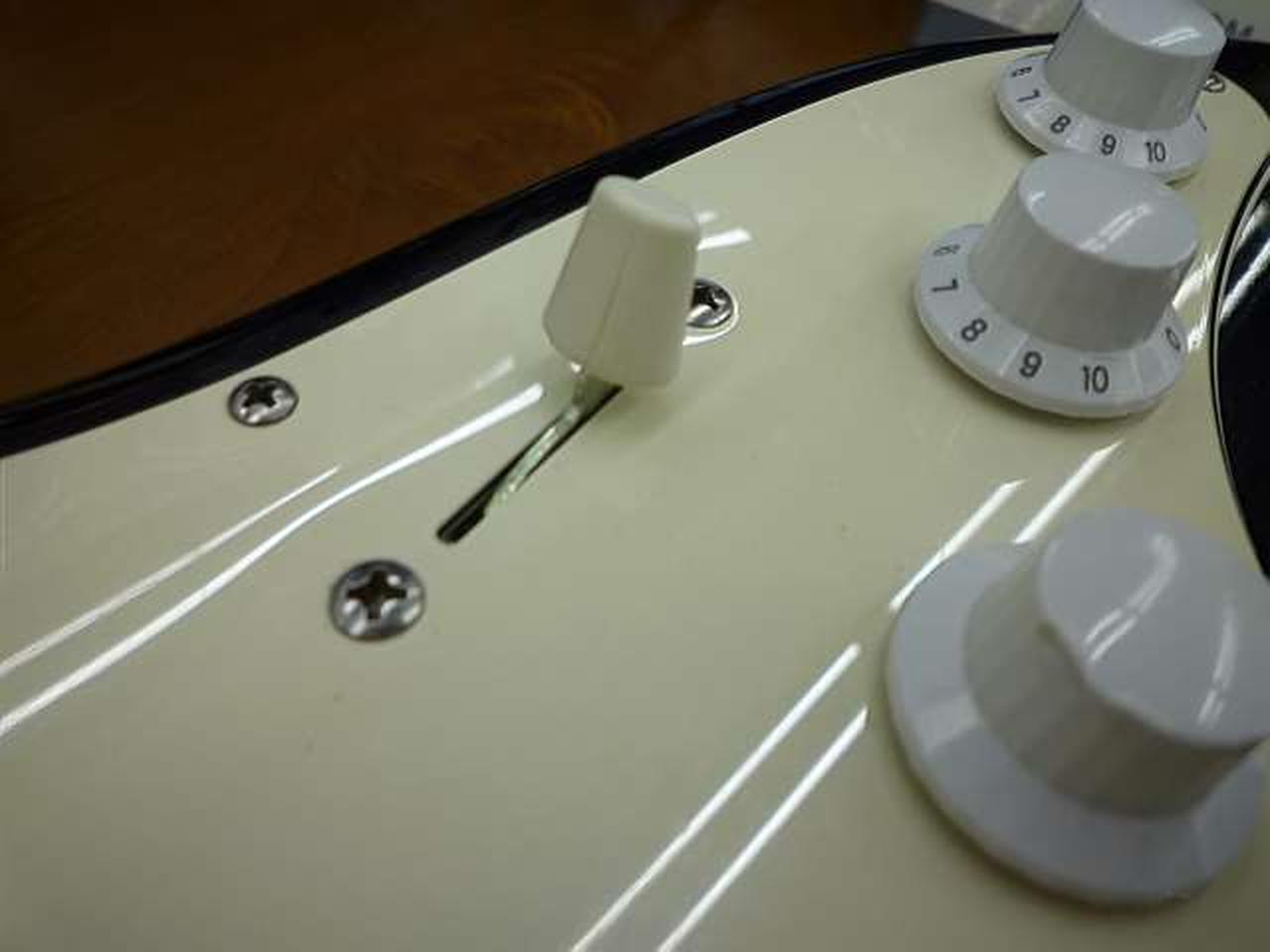 スイッチのノブにヒビが入っています。