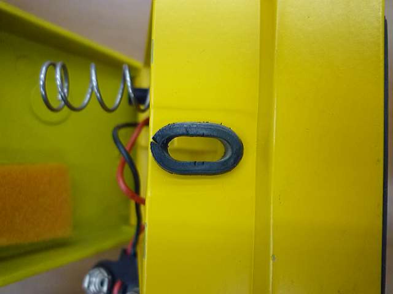 ゴムブッシュちぎれています。