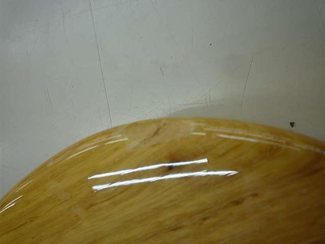 塗装剥がれにより、木部が露出しています。