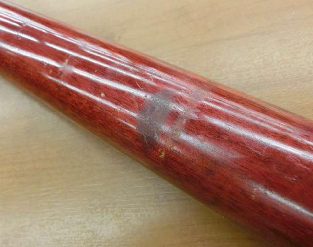 ゴムによるラッカー溶けと思われます。