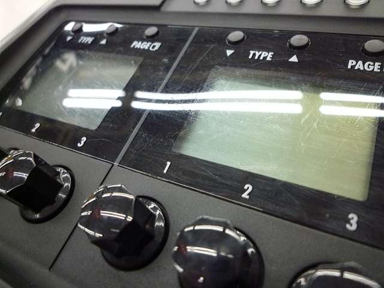 ディスプレイの表面にキズが多数あります。