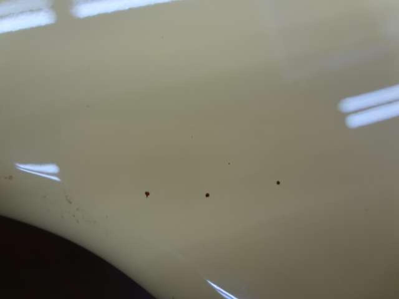 キズ・打痕によるヨゴレがあります。