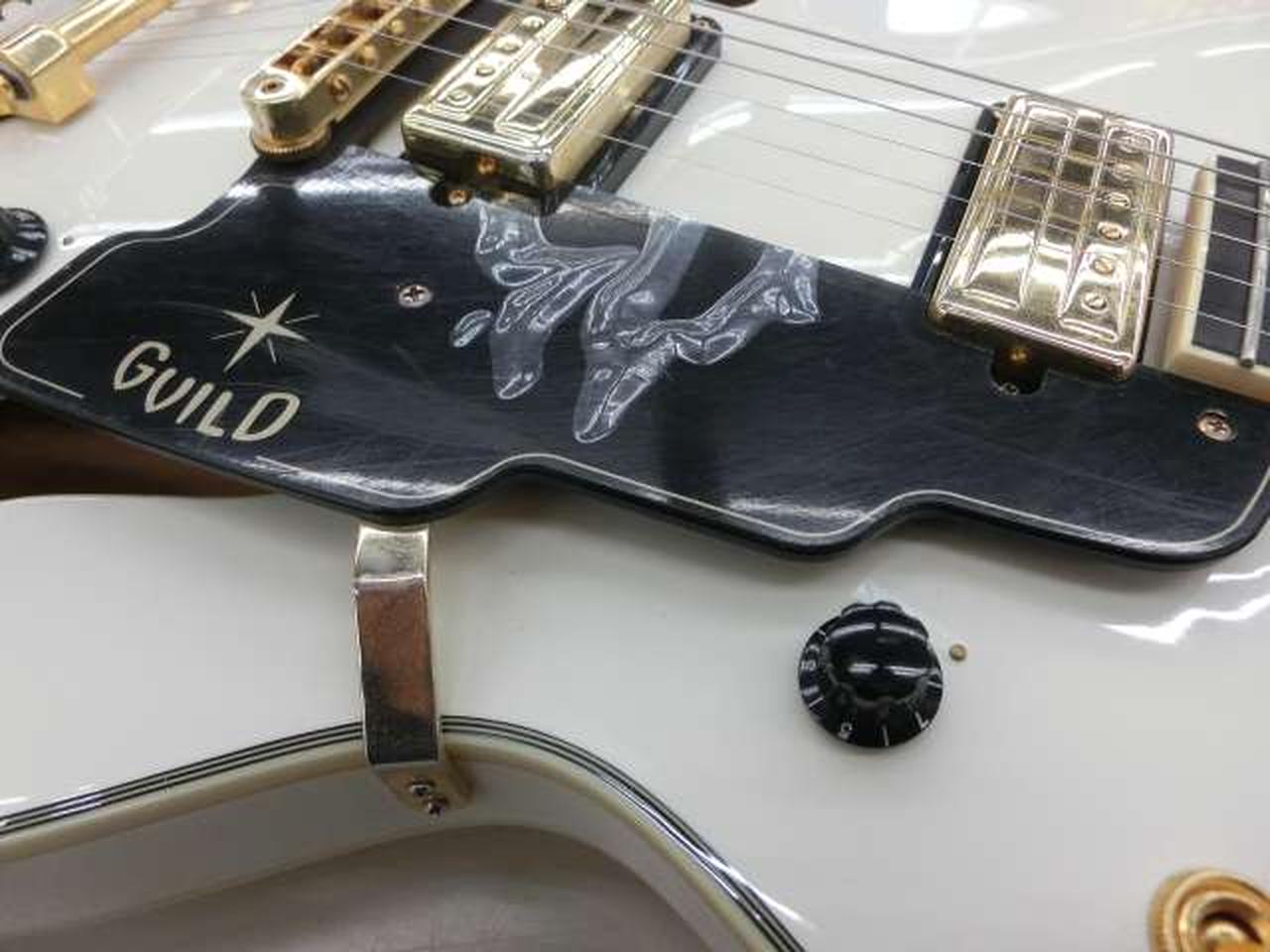 ピックガードのフィルム付いたままです。