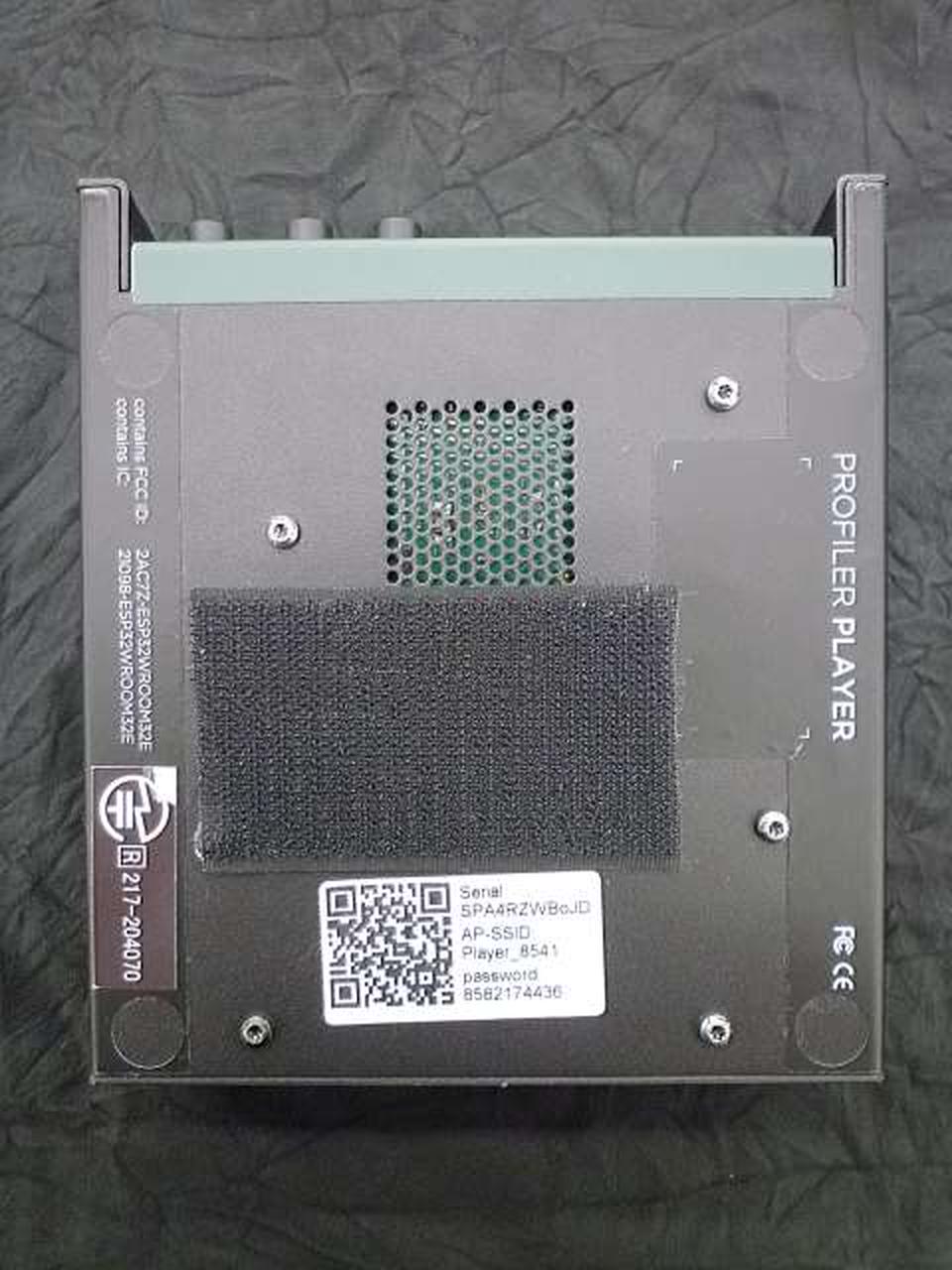 面ファスナー付いたままです。