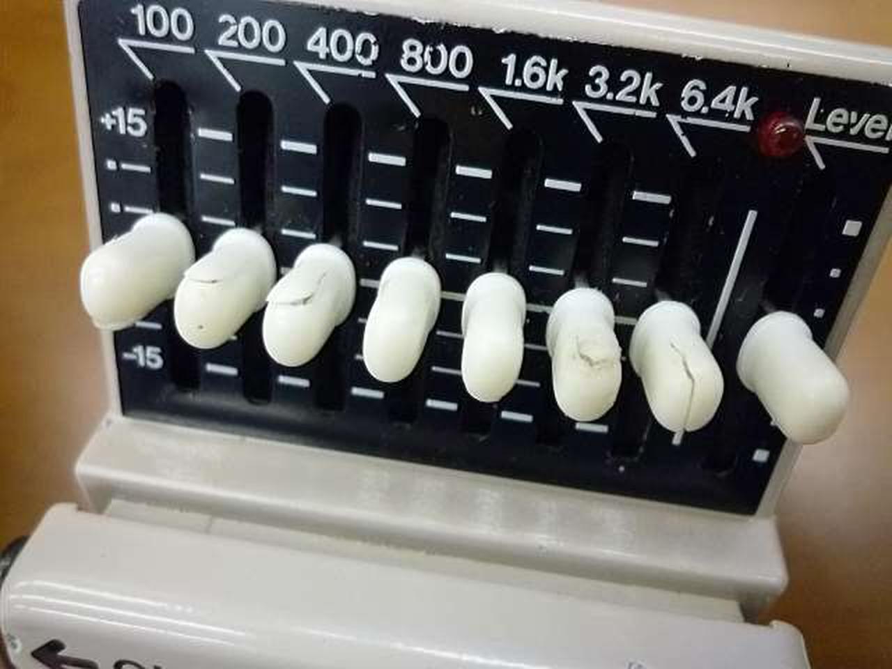 ツマミが割れています。