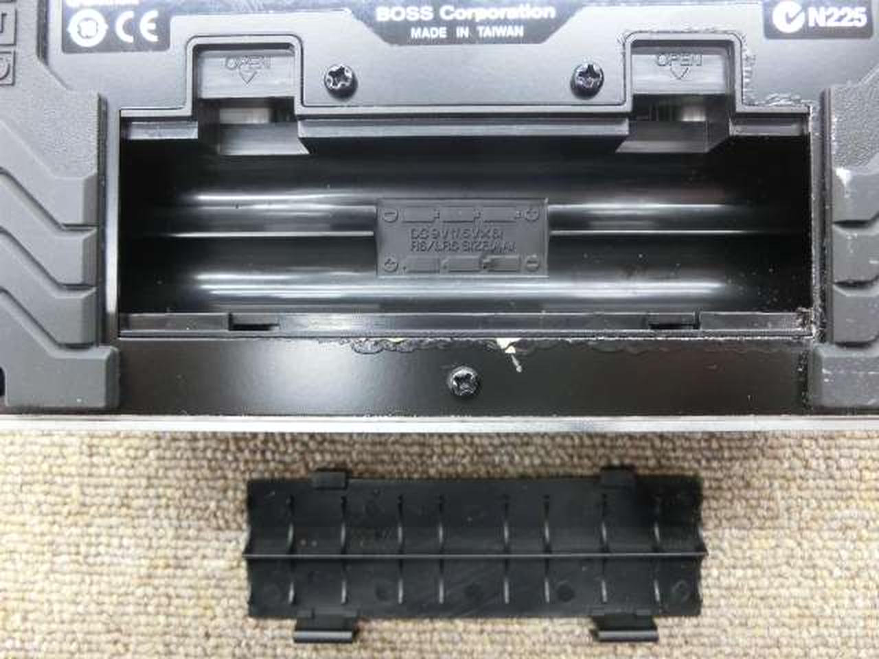 バッテリーボックス付近にキズや塗装剥がれ