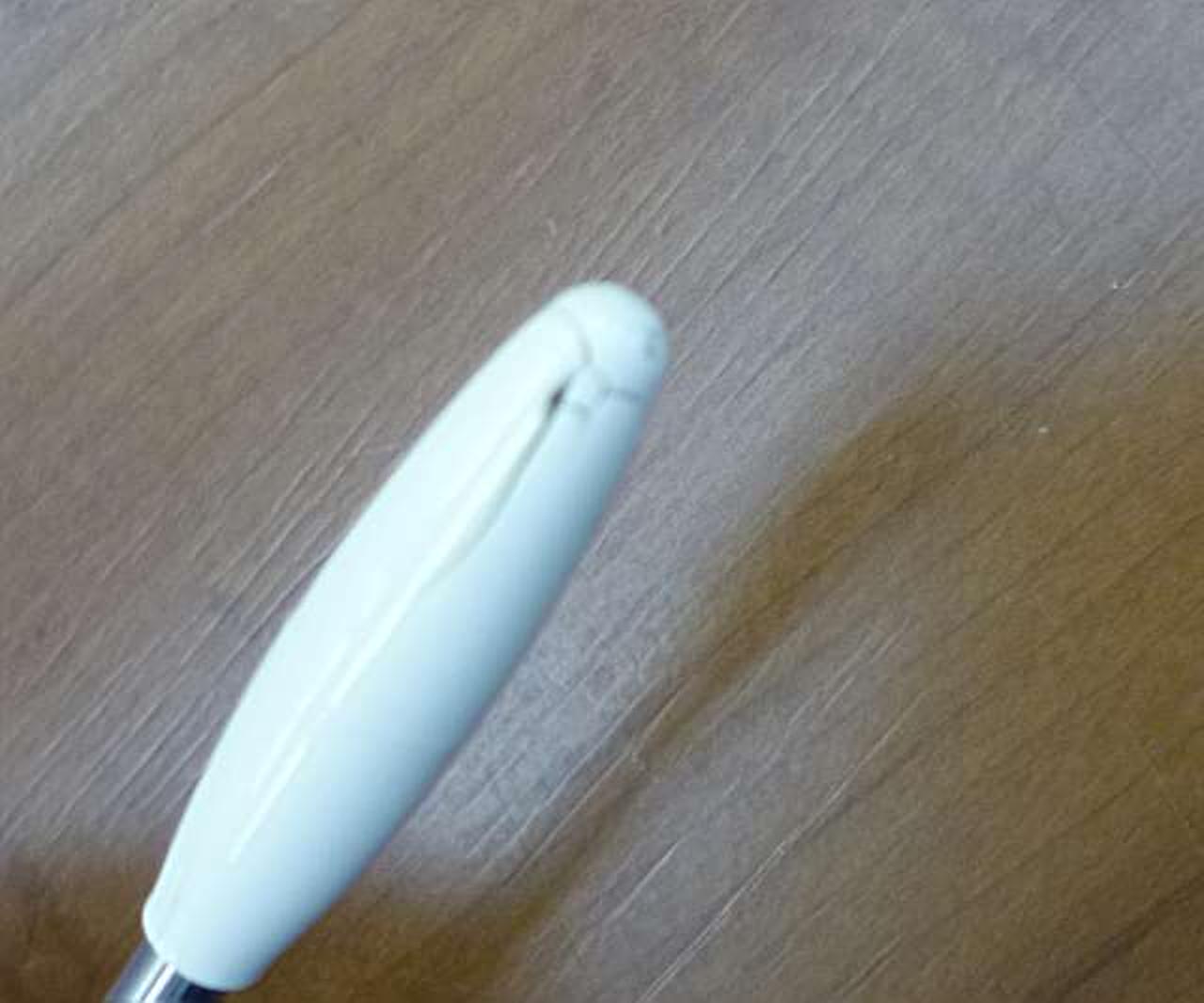 アームの先端にヒビがあります。