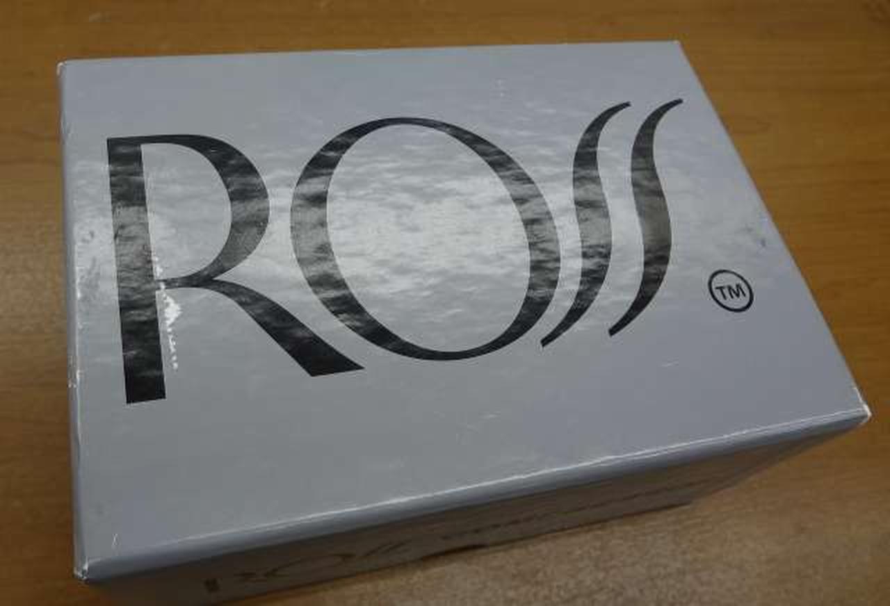 「R」付近にダメージがあります。