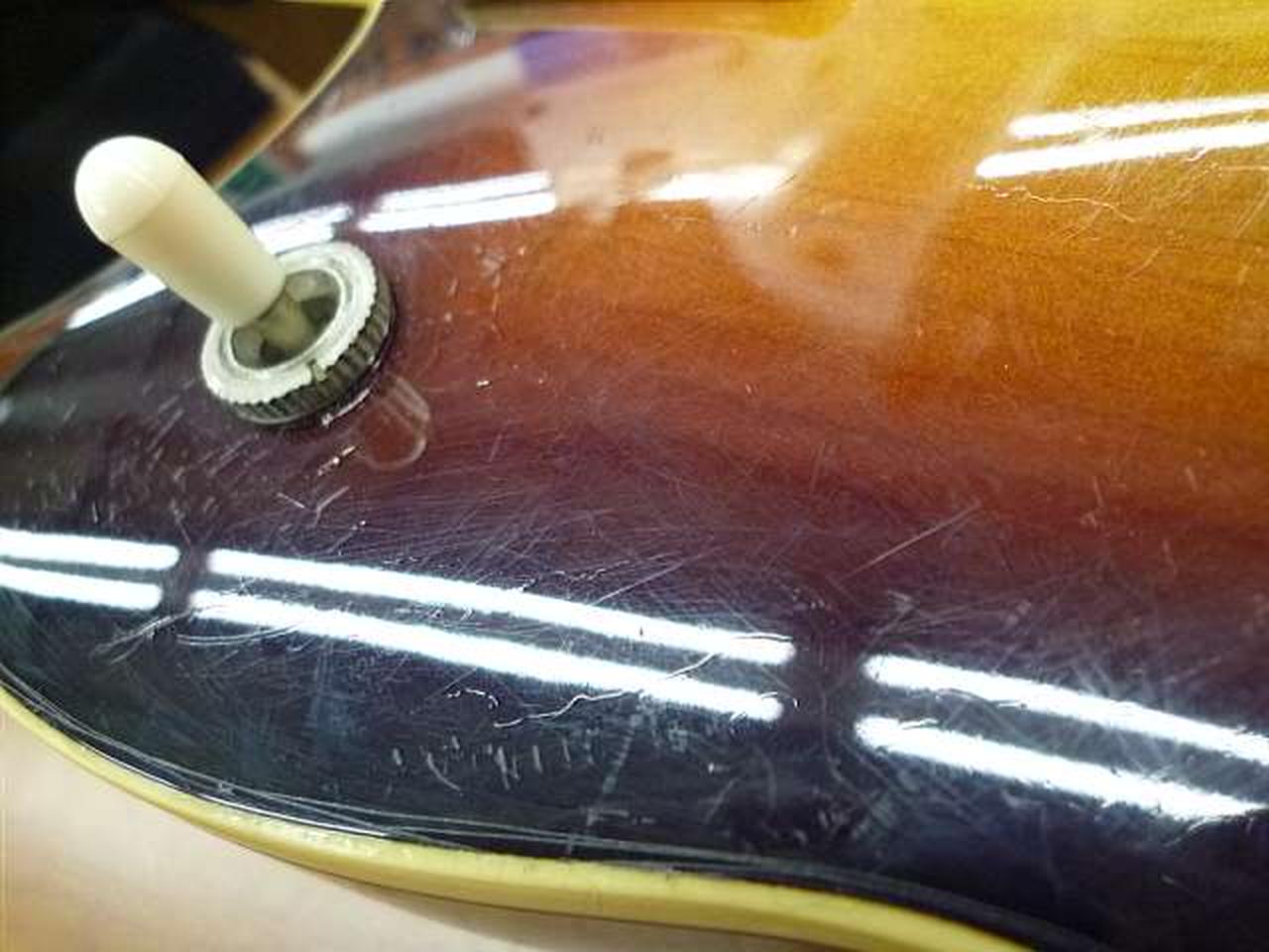 写真のようなキズが全体的に見られます。