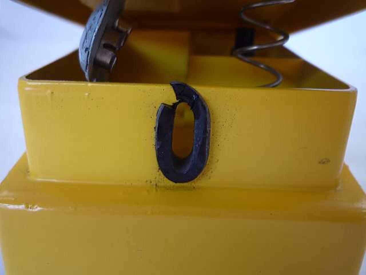 ゴムブッシュが劣化しています。