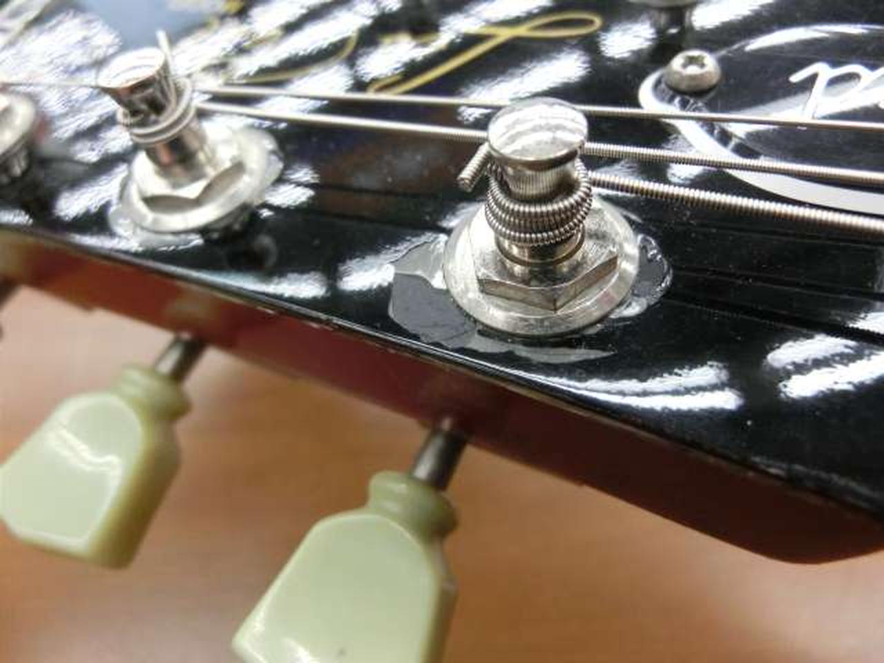 ペグポスト付近にラッカー剥がれ・浮きがあ