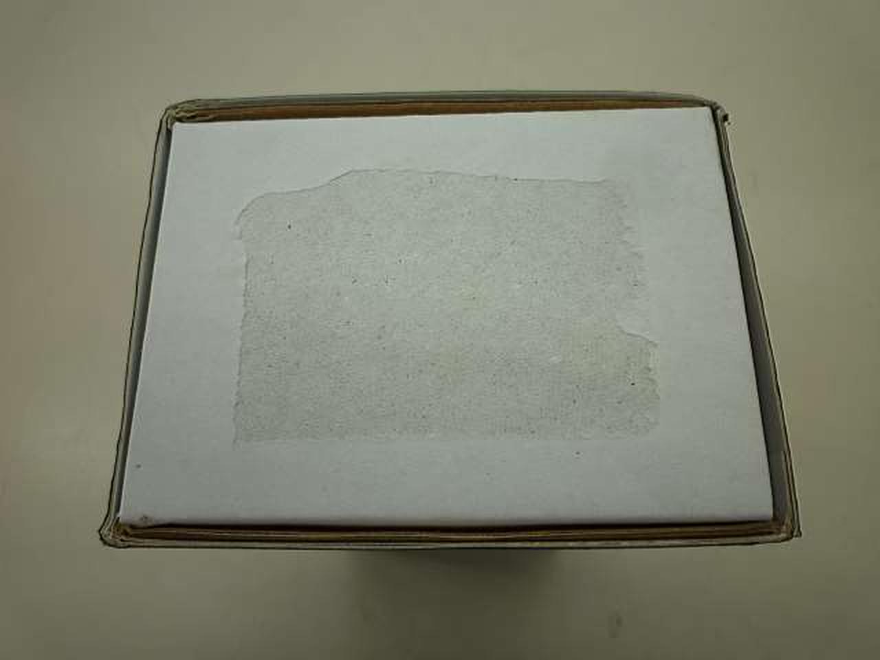 シールを剥がした跡があります。