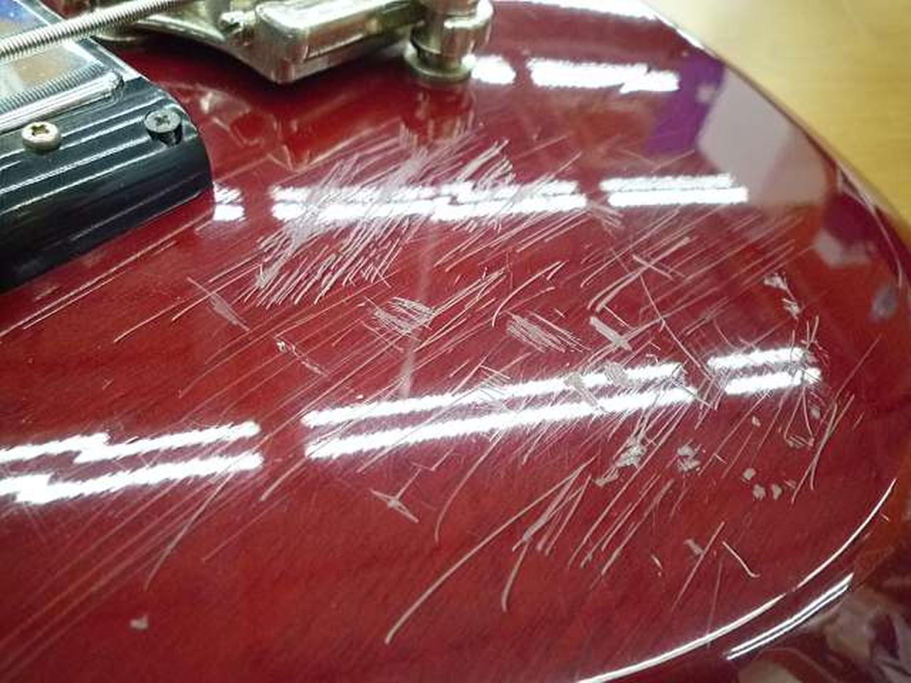 ボディトップにキズが多数あります。