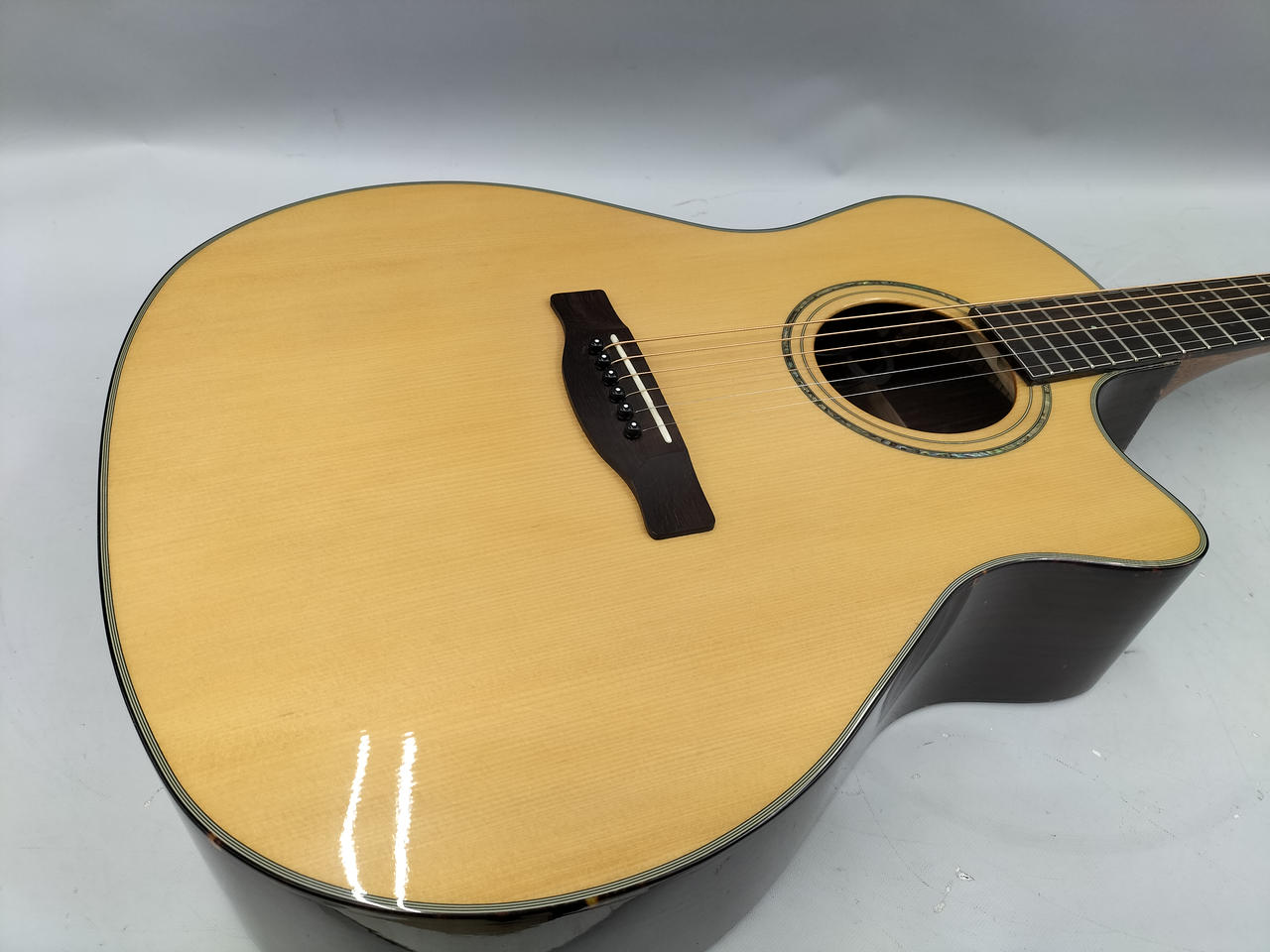 FENDERエレアコGDC-200SCE♪ハードケース付き♪手渡し値引き有 FENDER GDC-200SCE フェンダーのカッタウェイスタイルのエレアコ