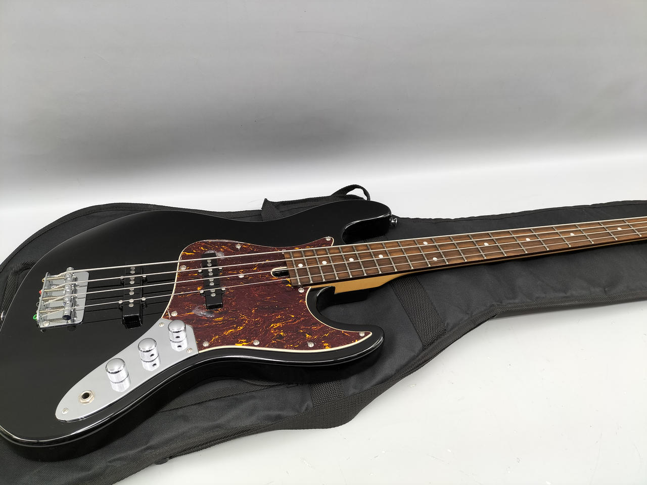 バッカス(BACCHUS)|ベースギター・ジャズベースタイプ|HARDOFFオフ