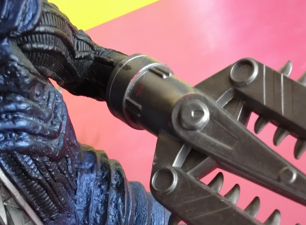 チェンソー手首付近に赤い汚れあり