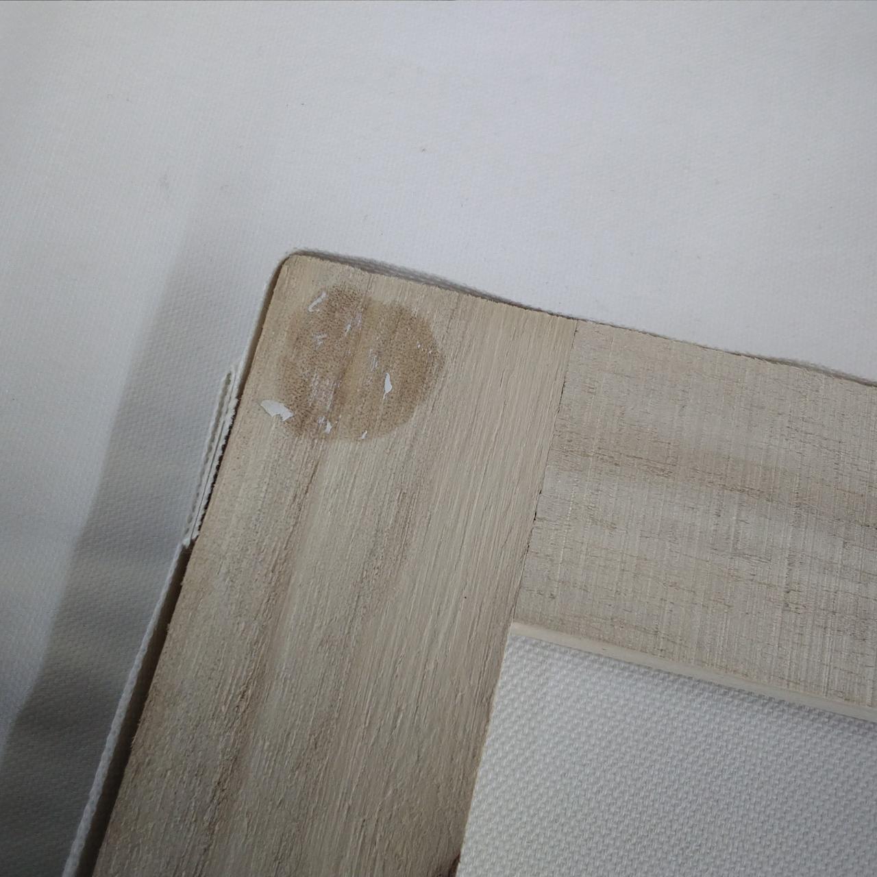 後ろの木の部分にシミがあります