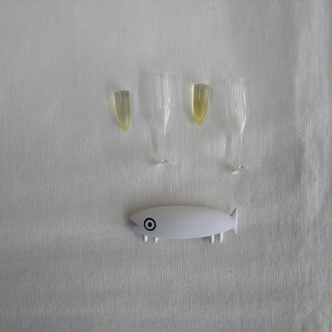 グラス固定する両面テープあり