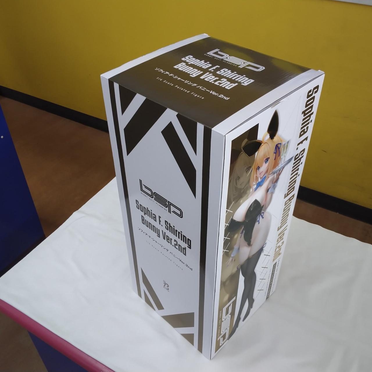 箱のバニー耳上あたりにカッター傷あり