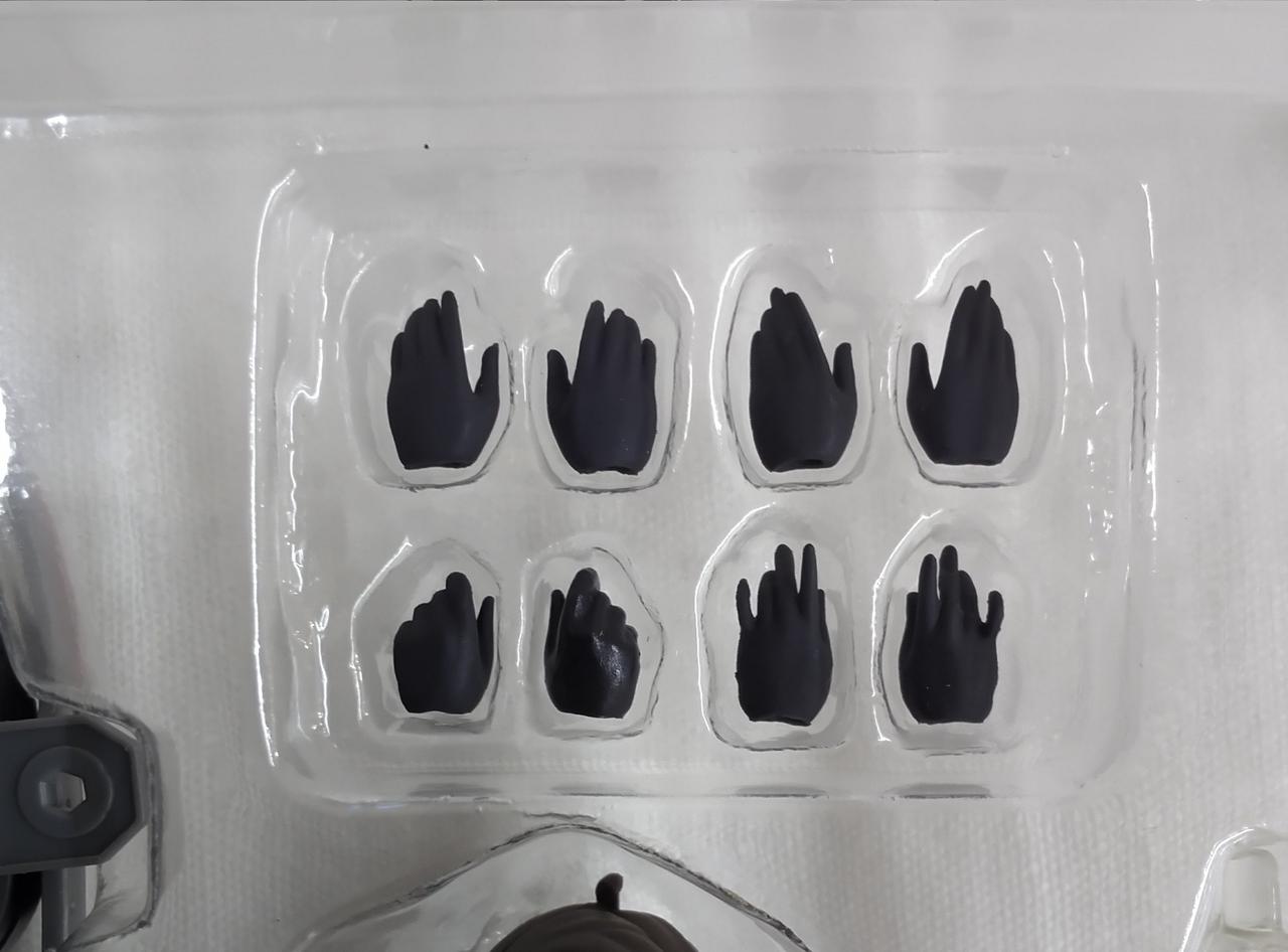 下の左から二番目だけ艶があります