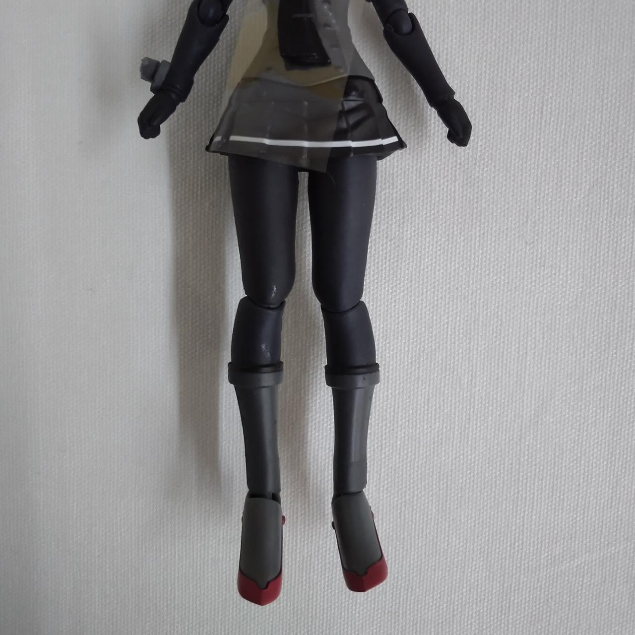 写真の左側の足の膝上と膝下に艶あり