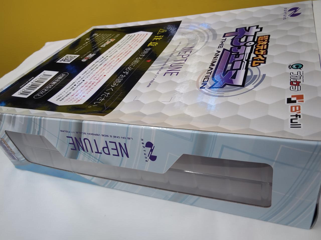 箱の裏面に反り（凹み）あり