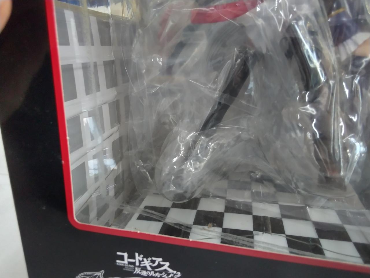 前面カバー外れかかっています