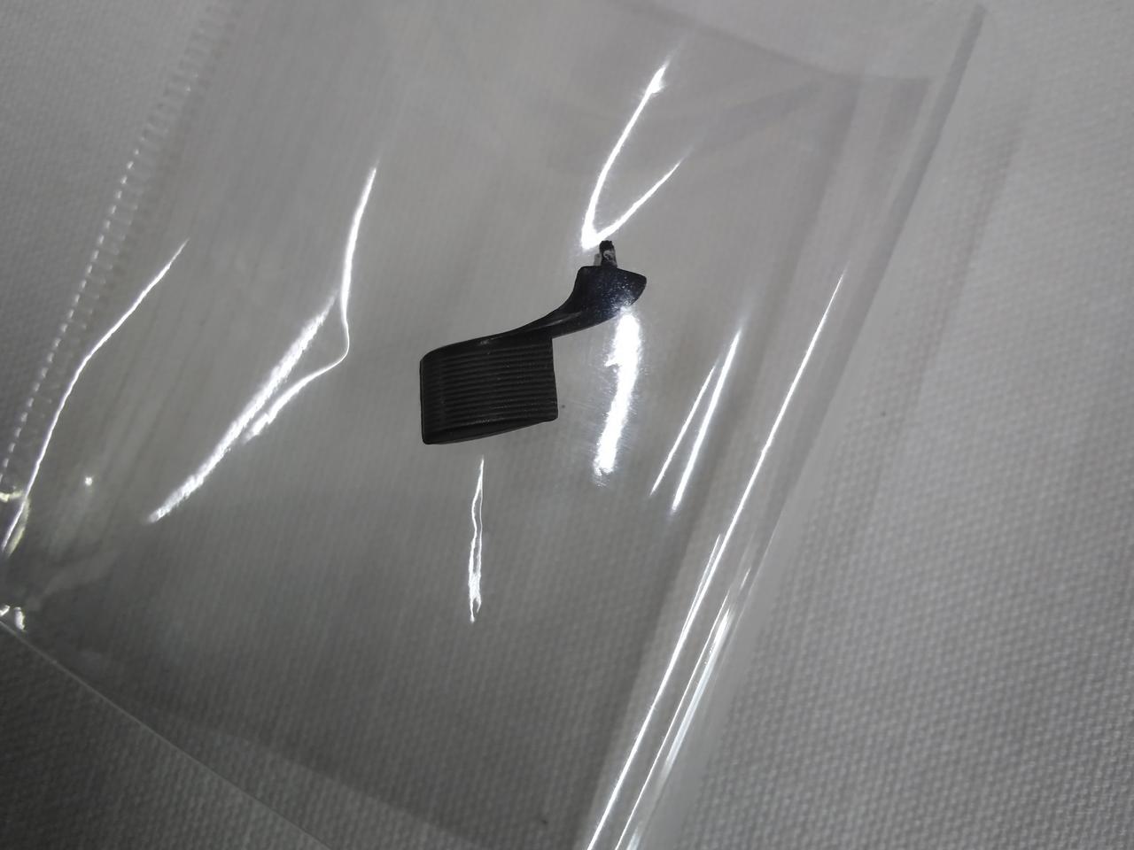 外れていたパーツです（接着跡あり）