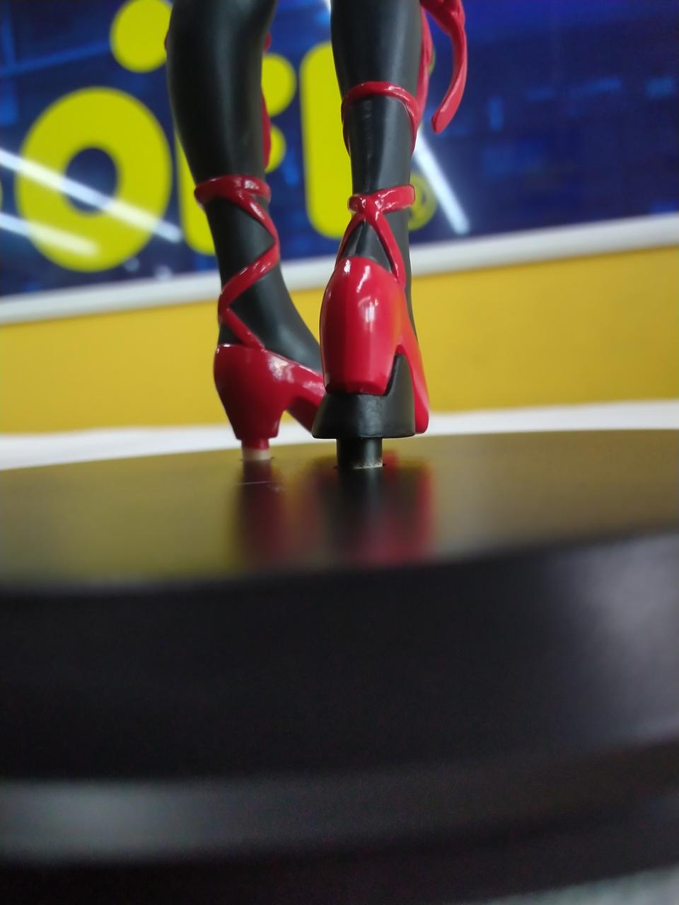 足のダボが台座にしっかりハマりません