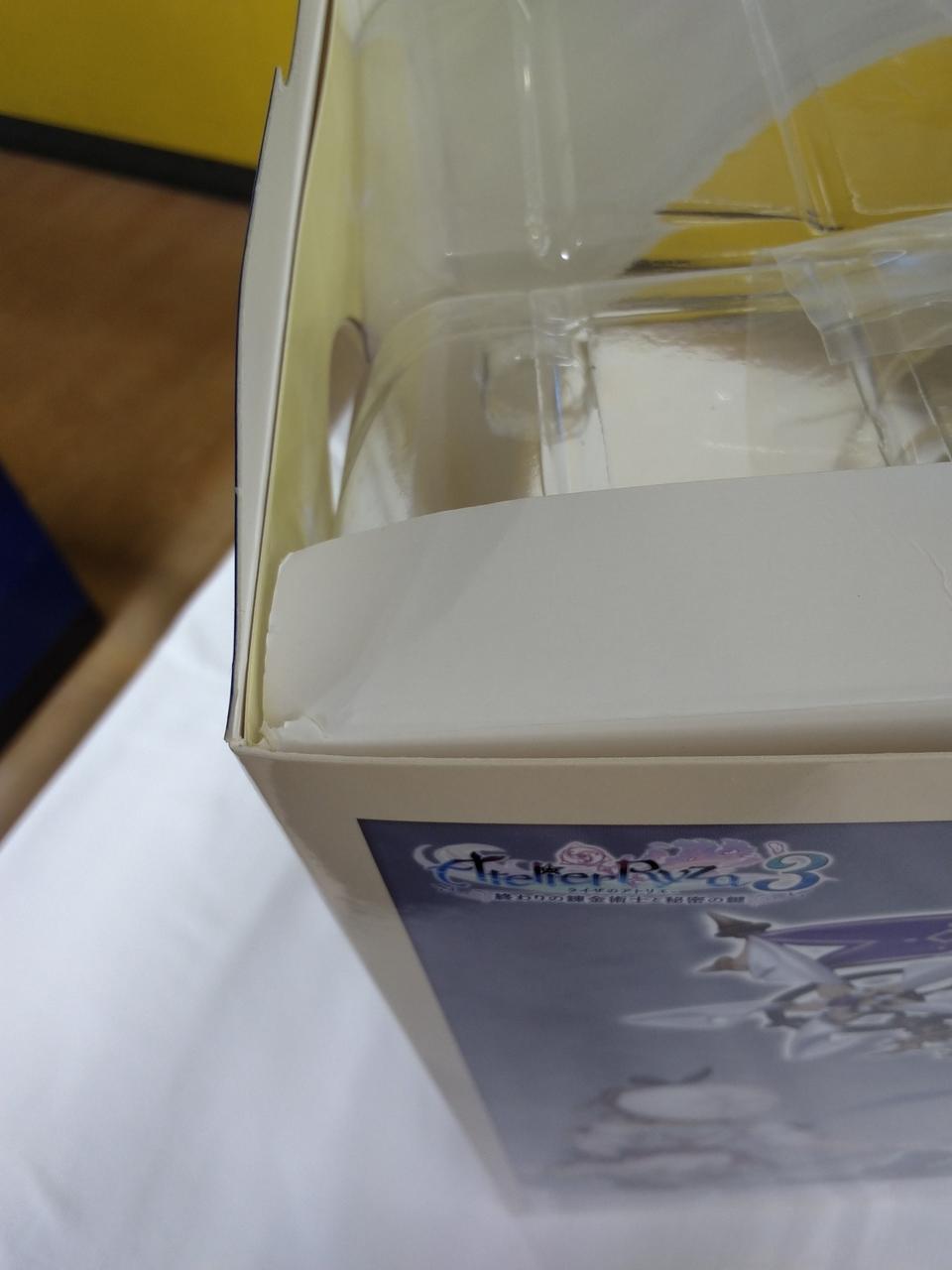 箱の角少し破けています