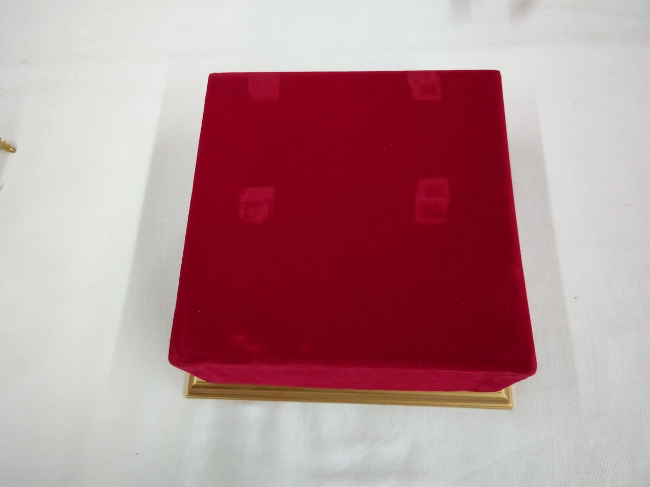 台座に椅子の跡がついています