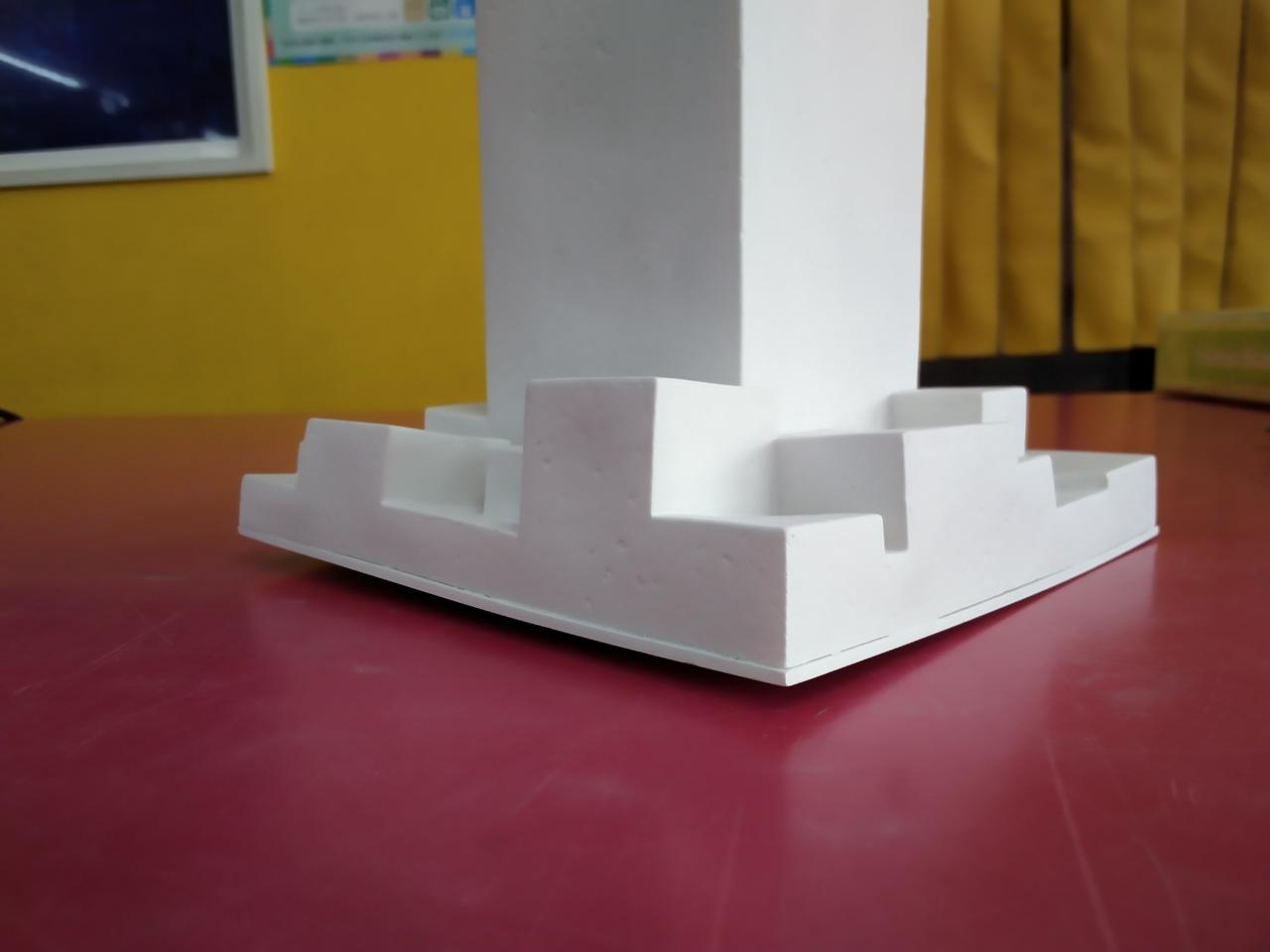 台座歪んでいます。