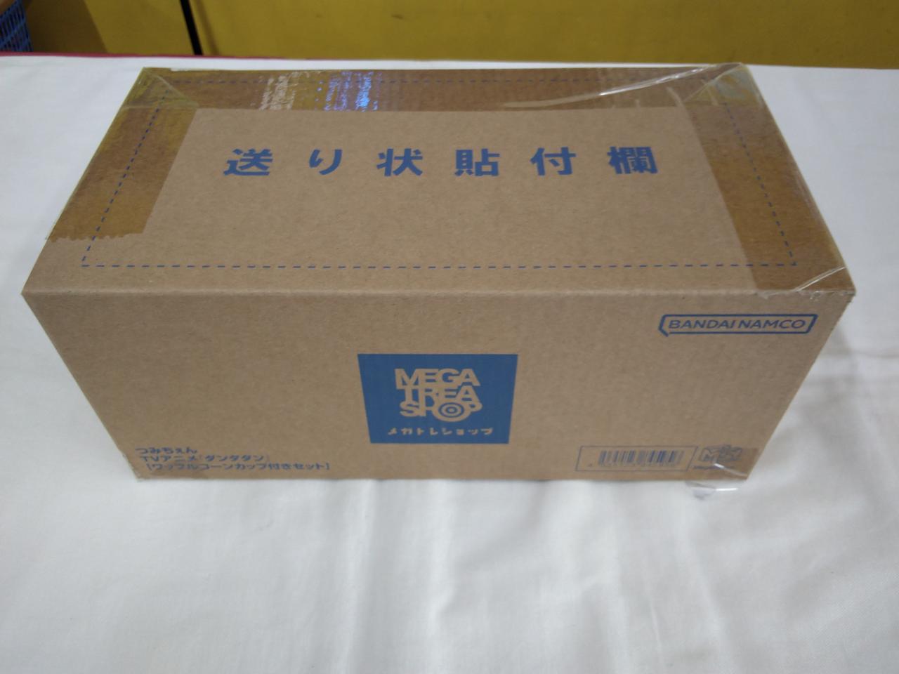 この箱にプチプチを巻いて送ります。