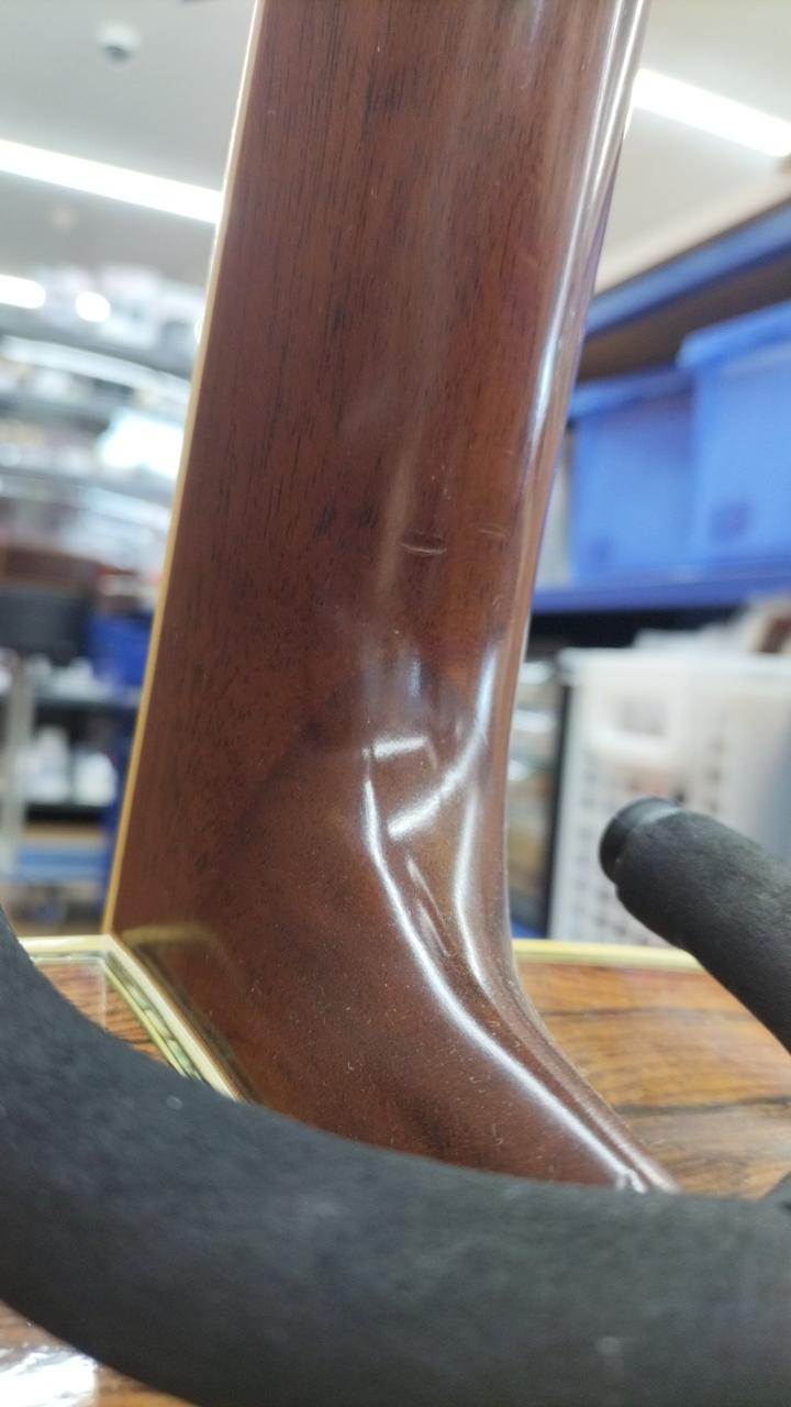 ネック裏にヘコミ